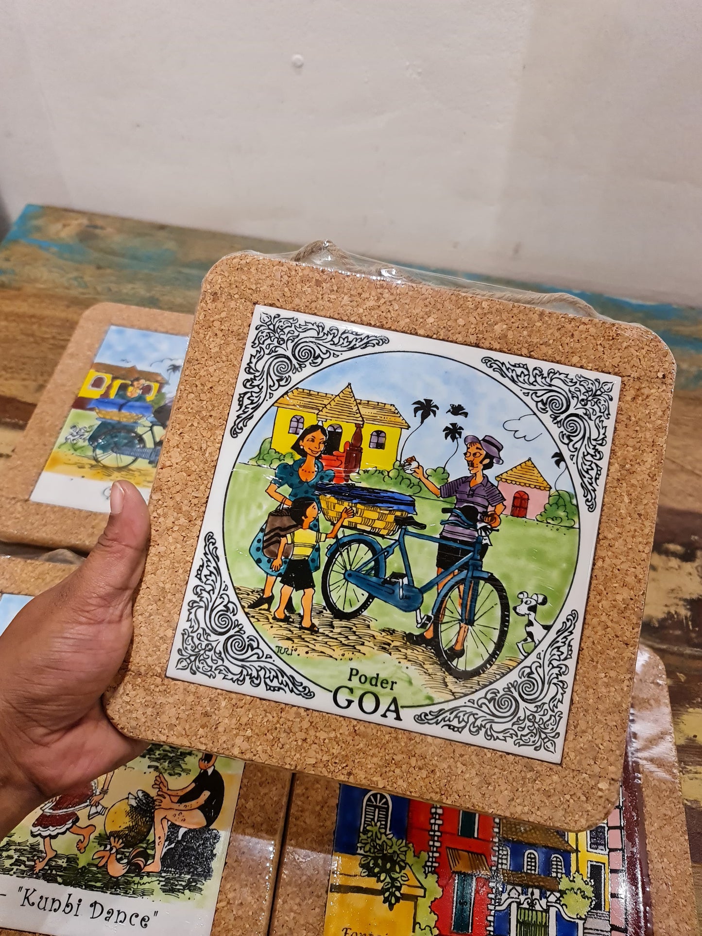 COLOR TILE WITH CURVED SQUARE FRAME