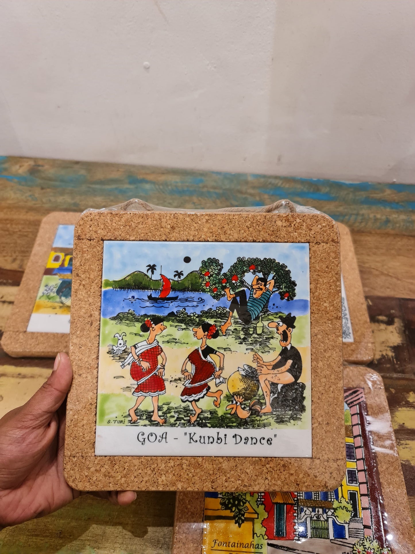 COLOR TILE WITH CURVED SQUARE FRAME