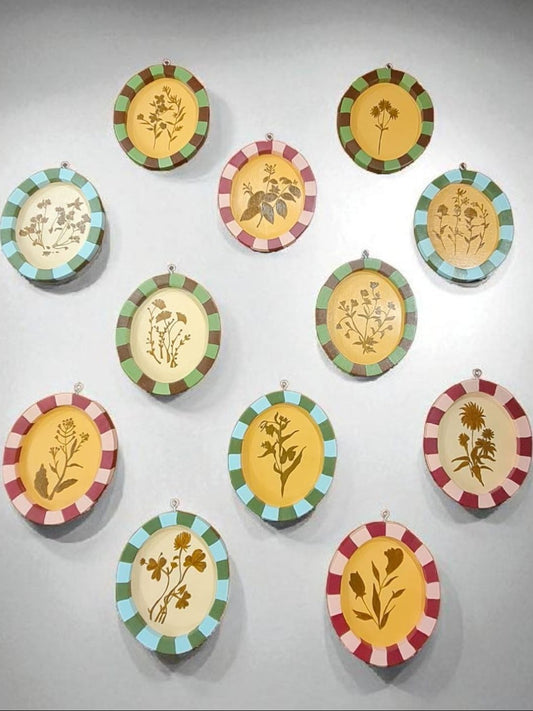 FLOWER PAINTING IN OVAL FRAME SET